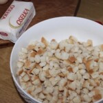bułka czerstwa pokrojona w drobną kostkę znajduje się w dużej misce