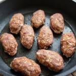 kofte smażą się na dużej patelni