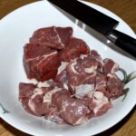 dwa rodzaje mięsa w misce