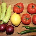 papryki cebula czerwona i pomidory leżą na blacie kuchennym