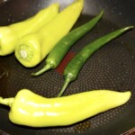 na patelni smażą się podłużne kolorowe papryki