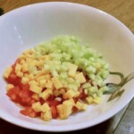 pokrojone w drobną kostkę warzywa i ser żółty