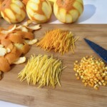 pomarańcze obrane a skórki posiekane na długie paski