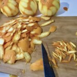 obieranie pomarańczy ze skórek