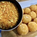 Screenshot obrane ze skórek pomarańcze oraz posiekane skórki z pomarańczy w garnku