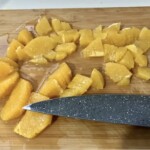 obrane i pokrojone w cząstki pomarańcze