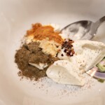 jogurt mieszanka przypraw orientalnych w misce