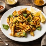 krewetki grillowane z kolendrą po indyjsku na talerzu