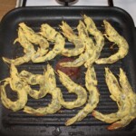 krewetki smażą się na patelni grillowej