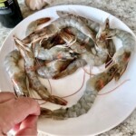 świeże krewetki na talerzu