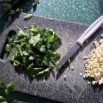 świeże zioła na desce kuchennej