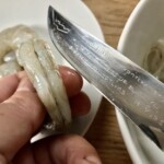 usuwanie nożem przewodu pokarmowego krewetki