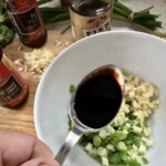 przygotowywanie sosu do krewetek z brokułami