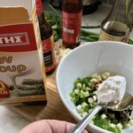 przygotowywanie sosu do krewetek z brokułami