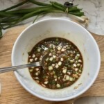 sos do krewetek z brokułami w misce