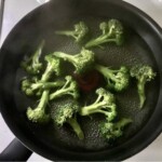 w naczyniu górują się różyczki brokuła