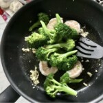 Krewetki z brokułem w sosie mocno czosnkowym