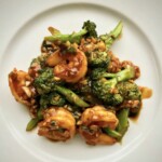 Krewetki z brokułem w sosie mocno czosnkowym