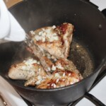 udka z królika w dużym garnku zalewane są wodą