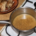 sos śmietanowy do królika w trakcie przygotowania
