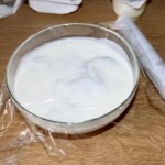 królik marynuje się w kefirze w szklanej misce