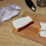 kawałek słoniny wędzone na blacie kuchennym