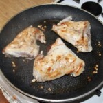 na patelni smażą się udka z królika