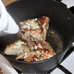 na patelni smażą się udka z królika