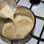przyrządzanie sosu śmietanowego w garnku