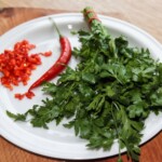 siekana natka pietruszki i drobno przesiekaną papryczka chilli na talerzyku