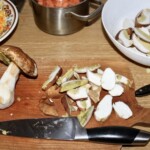 świeże grzyby krojone na desce kuchennej