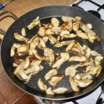 na patelni smażą się pokrojone w plastry grzyby