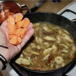 marchewka pokrojona na małe kawałki na dłoni