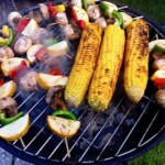 trzy kolby kukurydzy pieką się na grillu