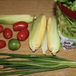 warzywa na sałatkę z kukurydzy leża na desce kuchennej