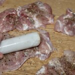 kawałki kurczaka na desce kuchennej