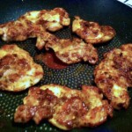 na patelni smażą się kawałki kurczaka