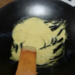 na patelni smaży się pasta curry