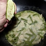 Kurczak w curry na zielono z fasolką