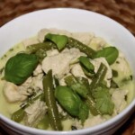 Kurczak w curry na zielono z fasolką