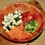 pokrojone warzywa w drewnianej misce