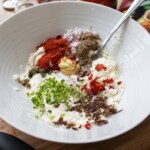 liptauer pasta twarogowa do chleba w trakcie przyrządzania