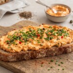 liptauer pasta twarogowa do chleba na kromce świeżego chleba