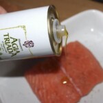 polewanie świeżego łososia oliwą
