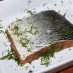 filet z łososia posypany koperkiem