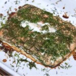 Łosoś zapiekany ze świeżym koperkiem