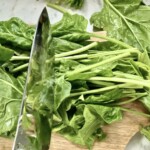 świeży szpinak siekany na desce kuchennej