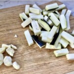 bakłażan pokrojony w słupki leży na desce kuchennej