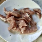 wieprzowina pokrojona w paski na talerzu