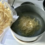 w dużym garnku gotuje się makaron wstążki